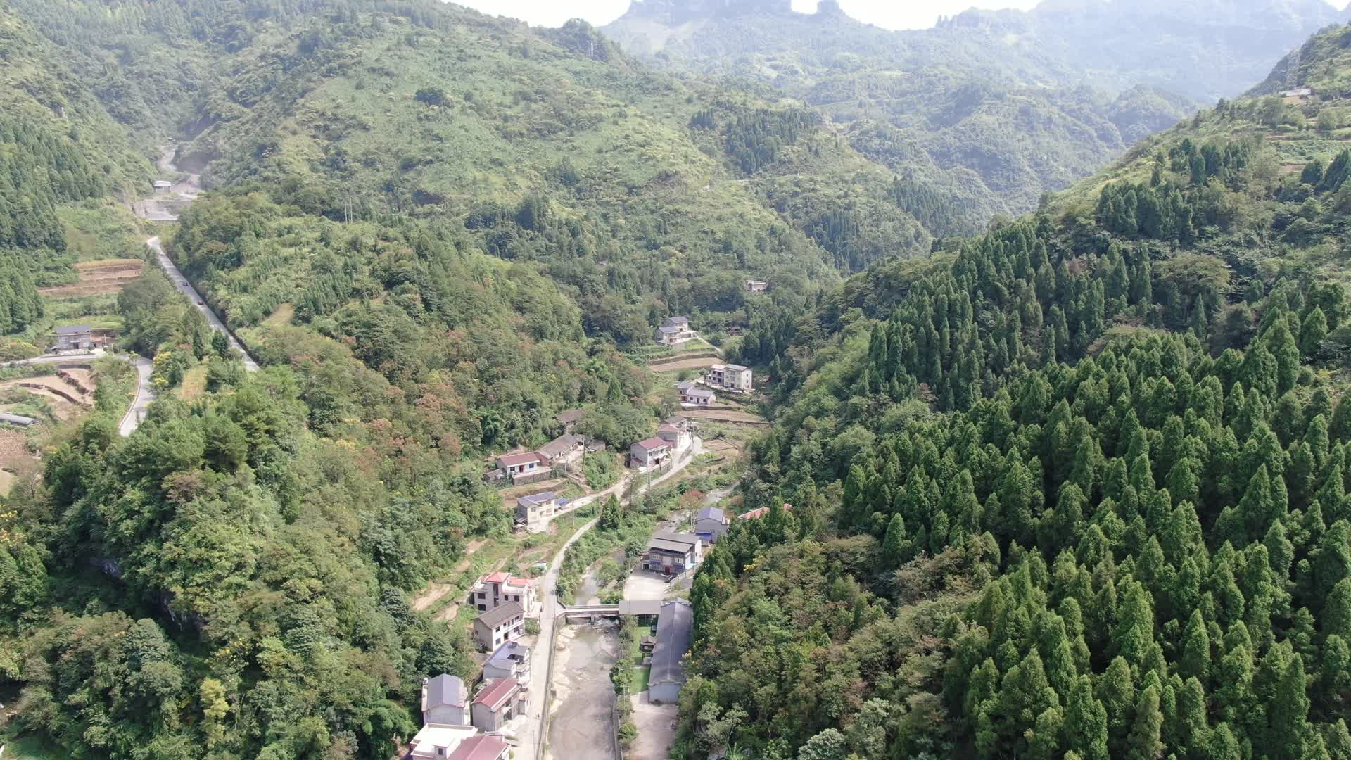 航拍山谷里的农村视频的预览图