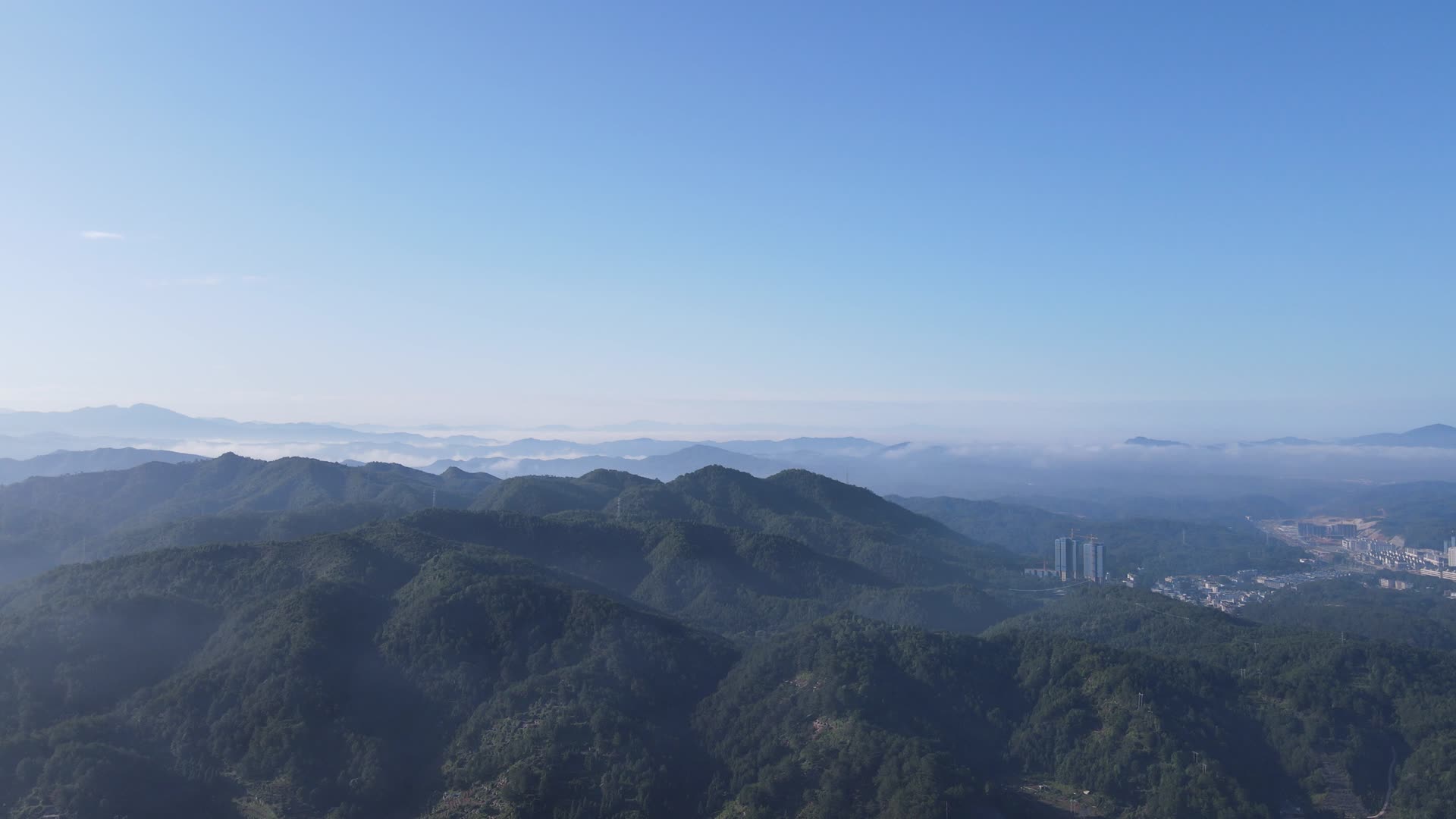 清晨山川迷雾自然风光航拍视频的预览图