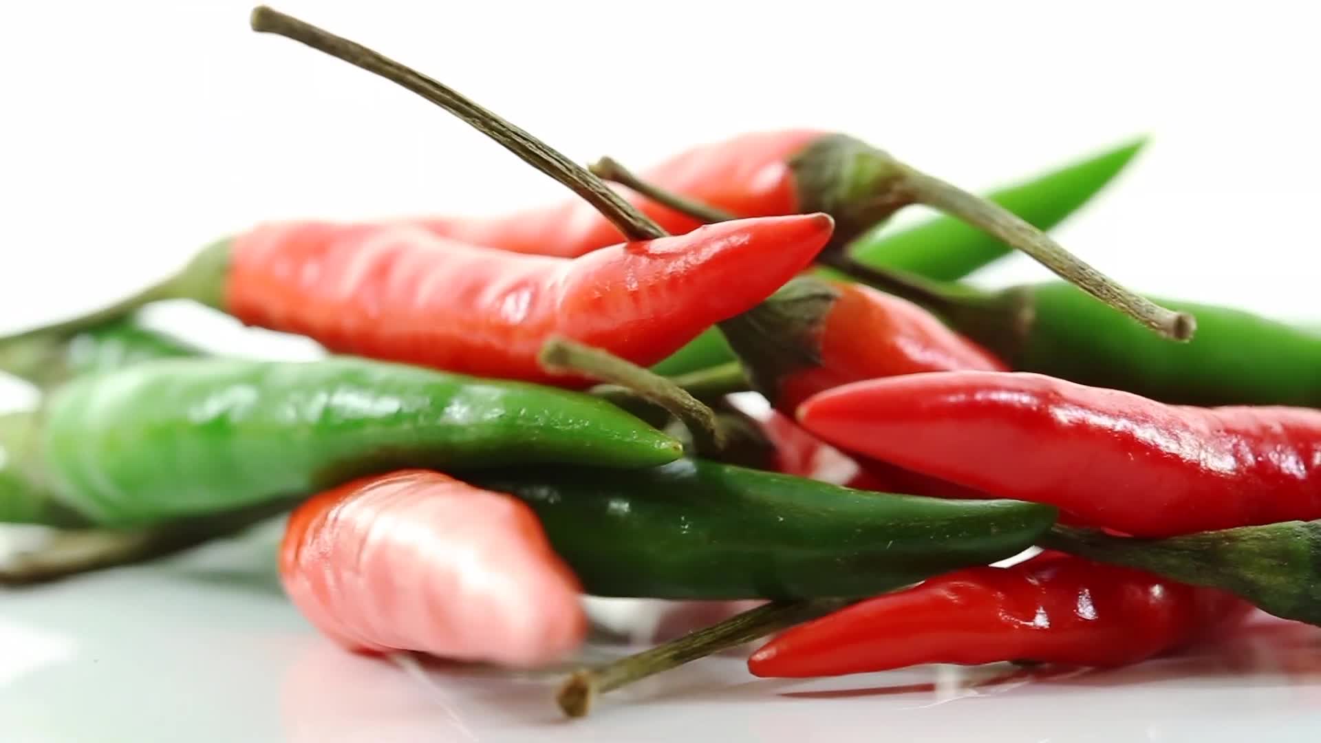 新鲜青红辣椒绿色健康宣传视频素材视频的预览图