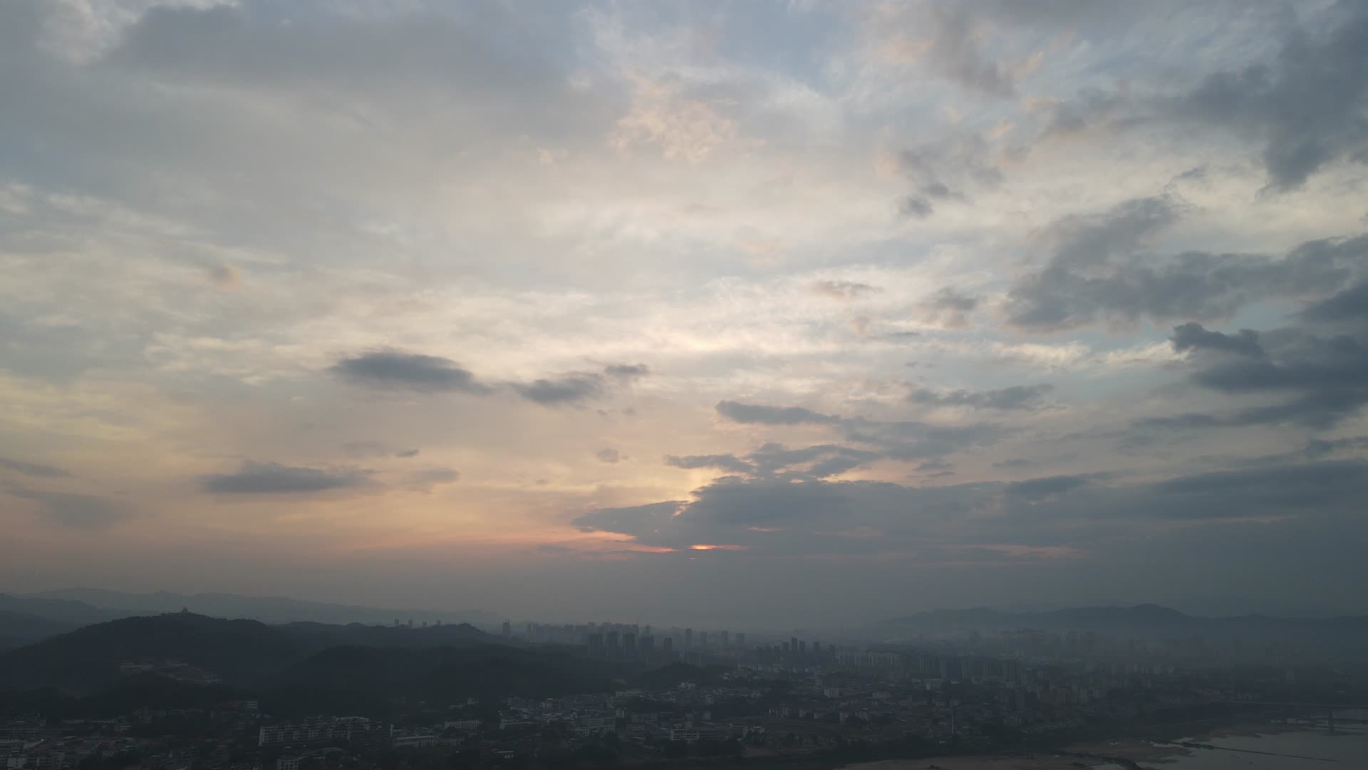 航拍城市日出彩霞视频的预览图