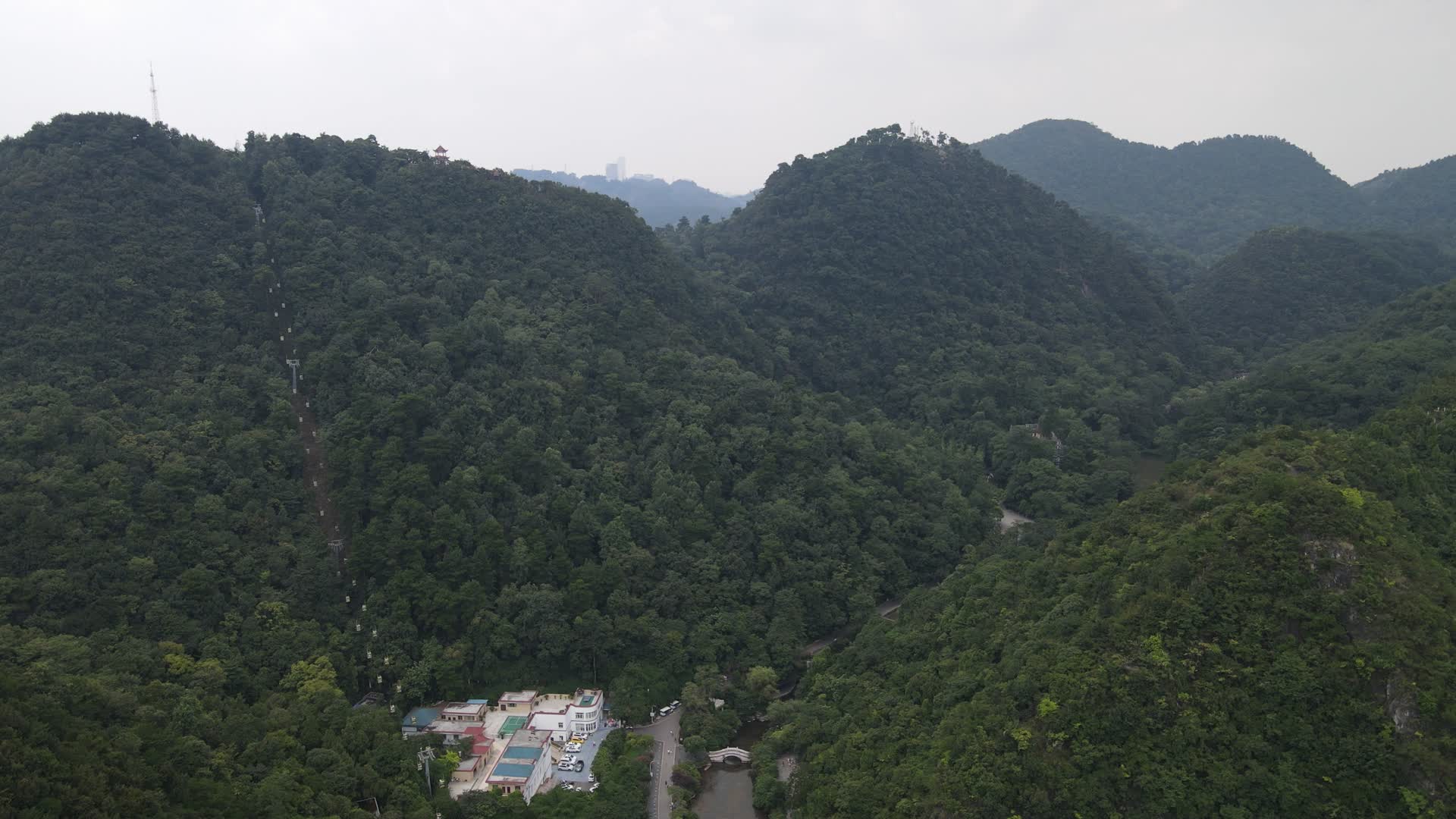 航拍大自然绿色森林山川植物视频的预览图