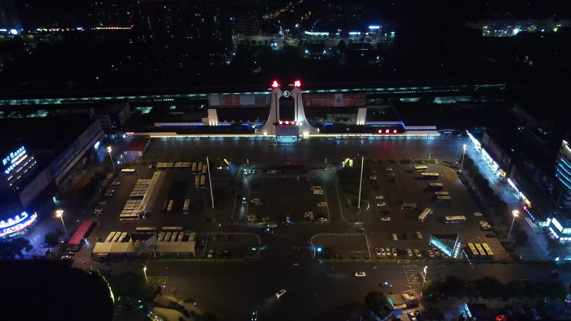航拍湖南岳阳火车站夜景视频的预览图