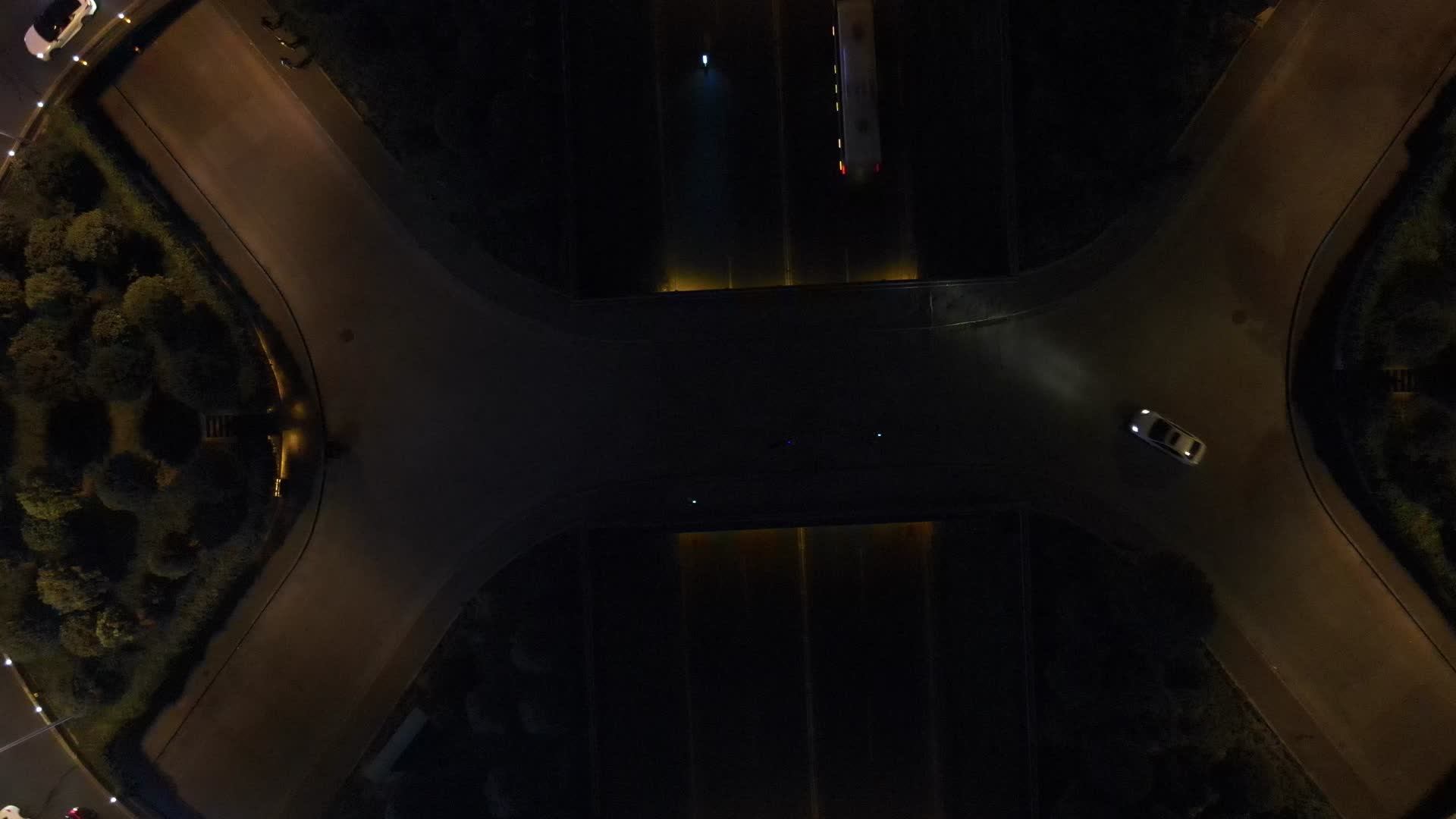 航拍湖南岳阳交通高架桥夜景视频的预览图