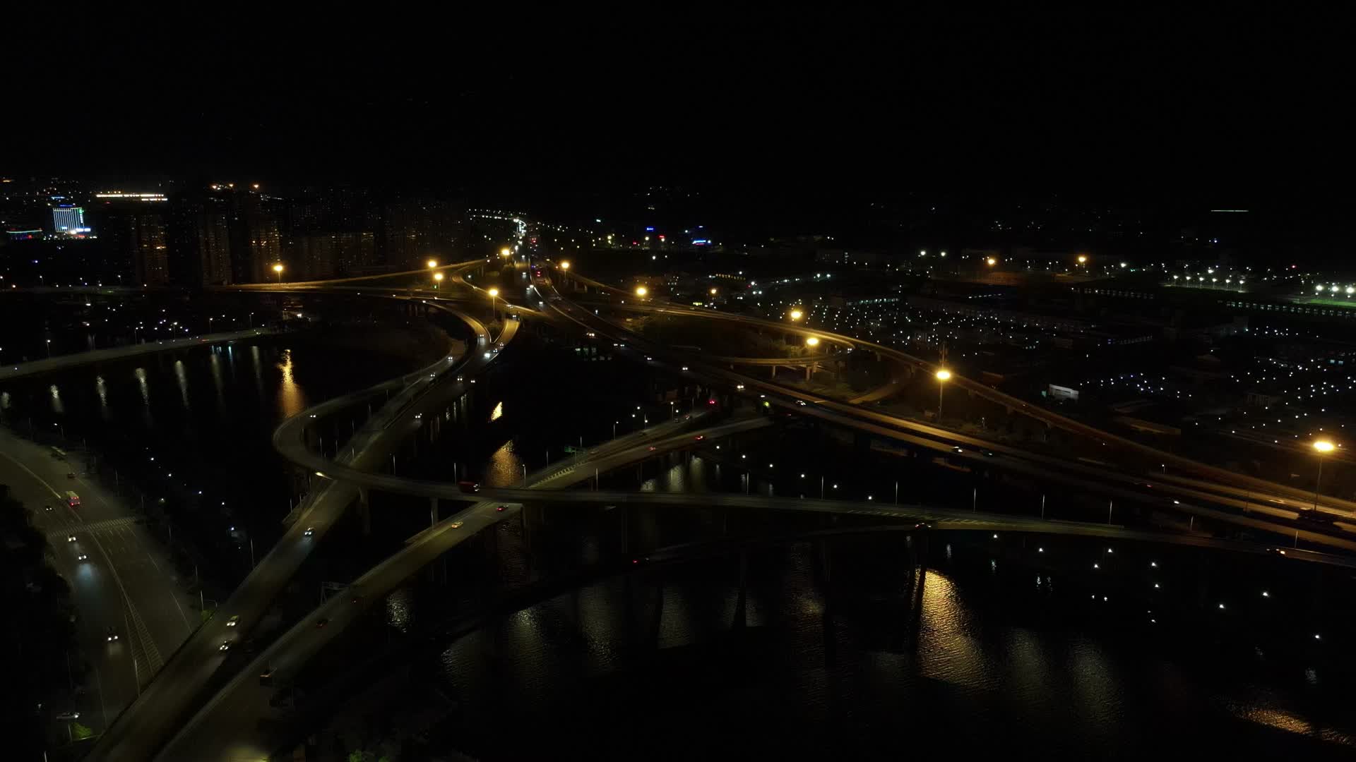 航拍城市高架桥夜景交通视频的预览图