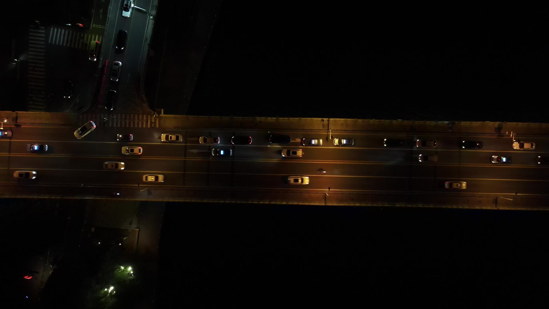 航拍城市高架桥夜景交通视频的预览图