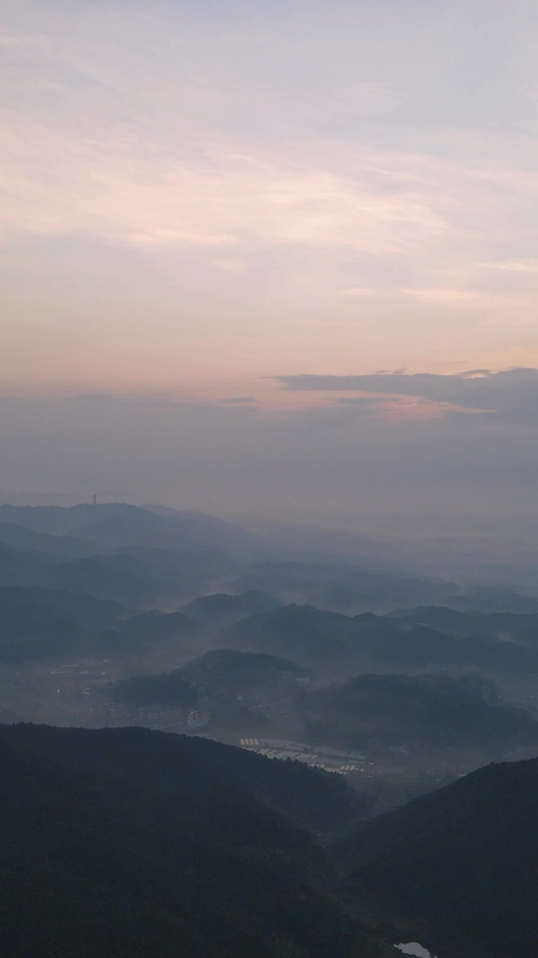 清晨迷雾日出彩霞竖屏航拍视频的预览图
