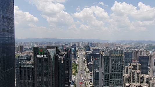 贵州贵阳城市蓝天白云天际线航拍视频的预览图