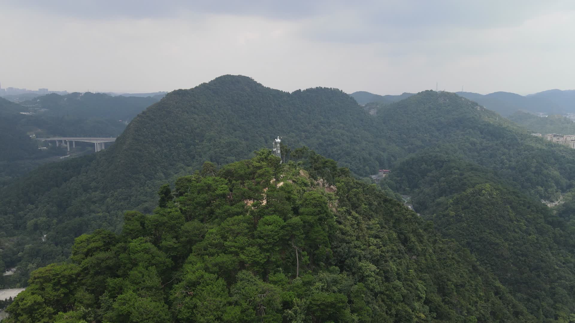 航拍贵州贵阳黔灵山公园视频的预览图