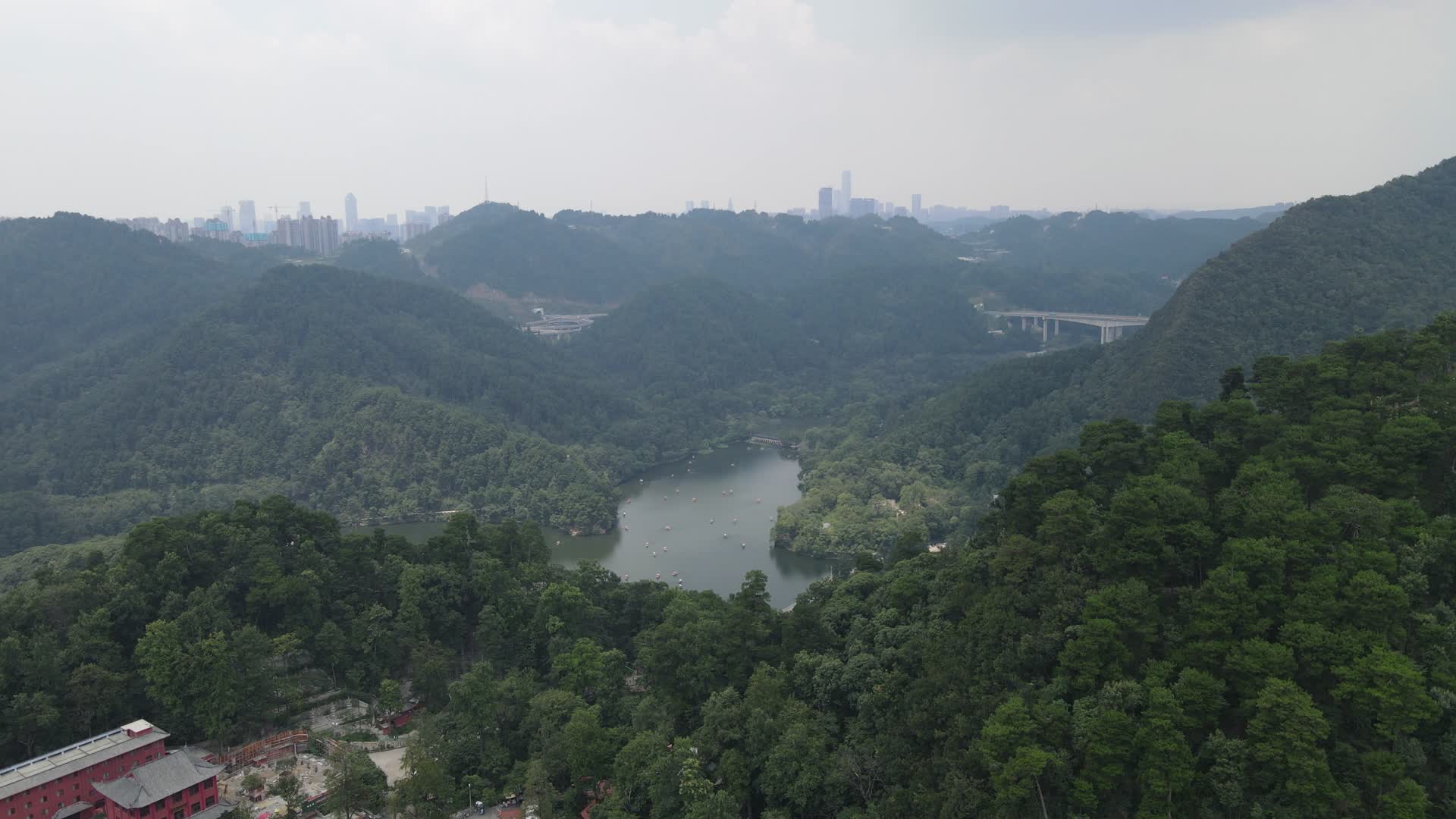 航拍贵州贵阳黔灵山公园视频的预览图