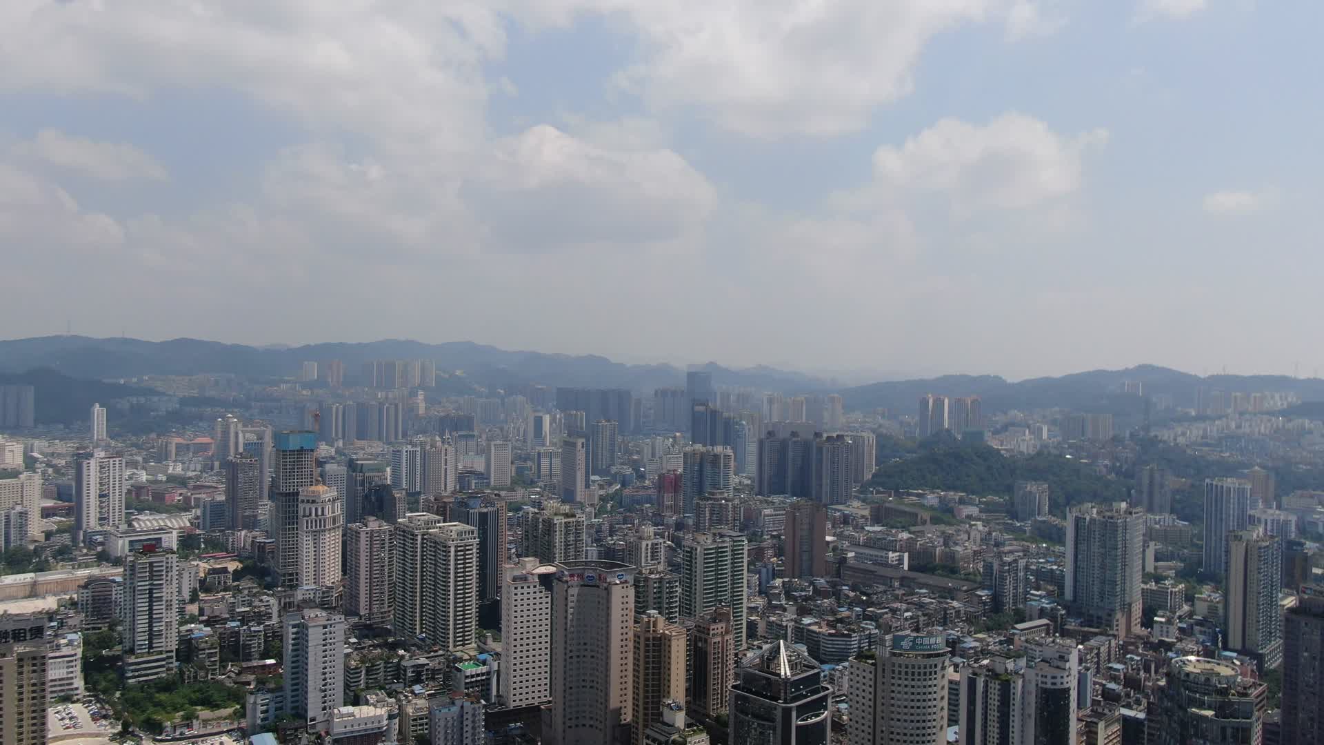航拍贵州贵阳城市风光蓝天白云视频的预览图