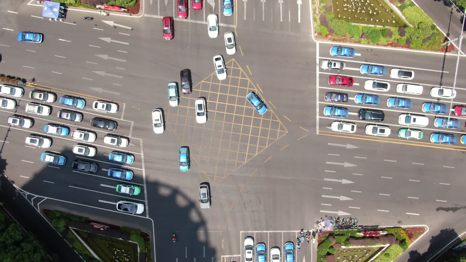 航拍贵州贵阳城市拥堵交通视频的预览图