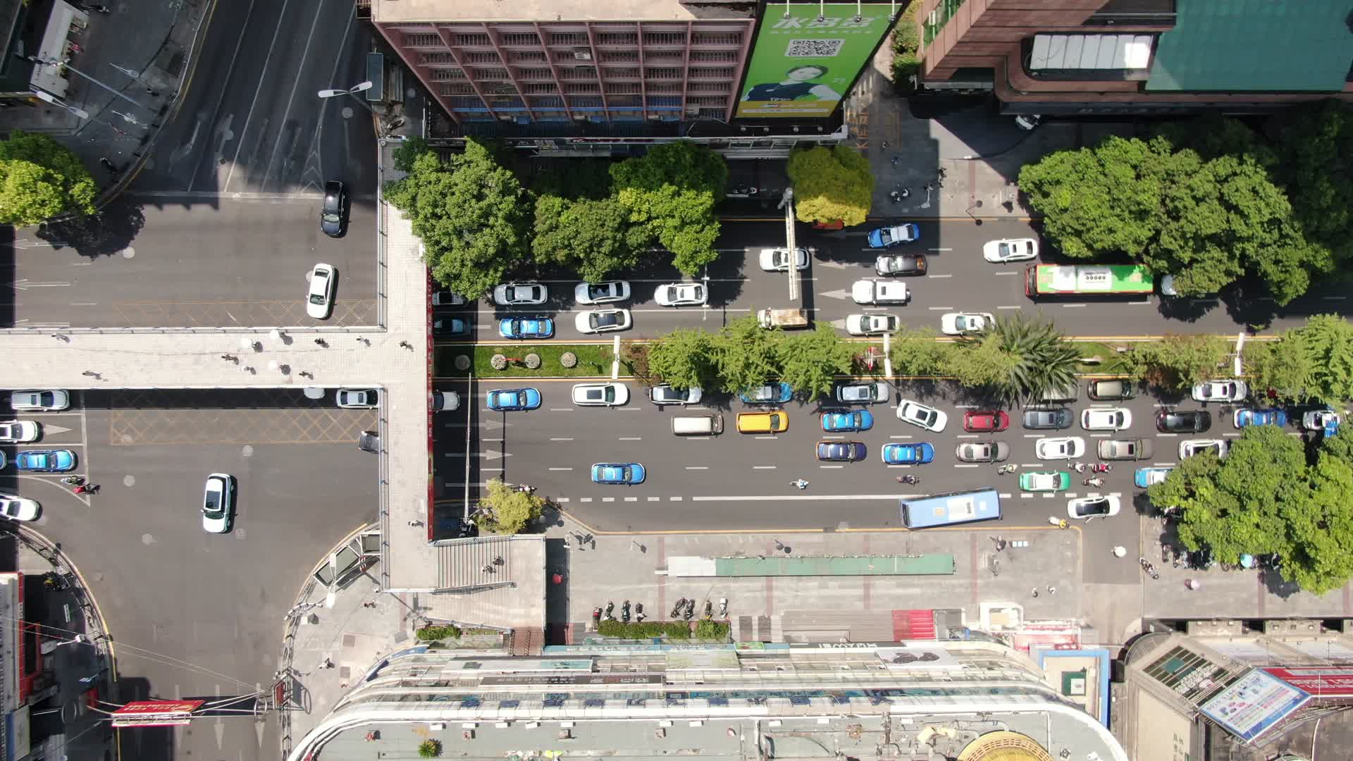 航拍贵州贵阳城市拥堵交通视频的预览图