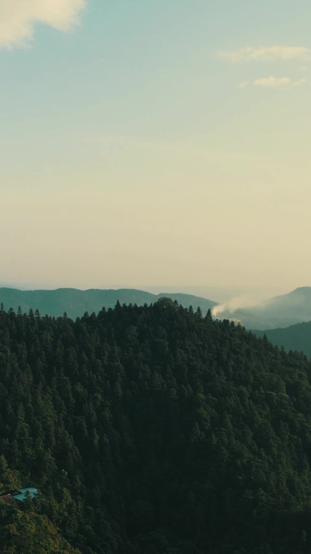 航拍大自然山川森林迷雾视频的预览图