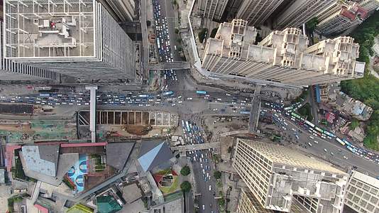 航拍俯拍高楼大道交通车流视频的预览图