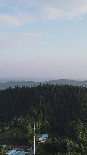 航拍大自然山川森林迷雾视频的预览图