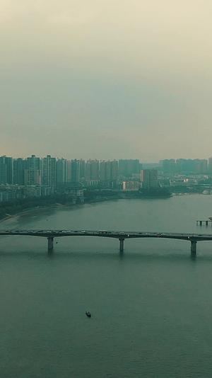 航拍湖南衡阳城市风光湘江东洲岛竖屏视频的预览图