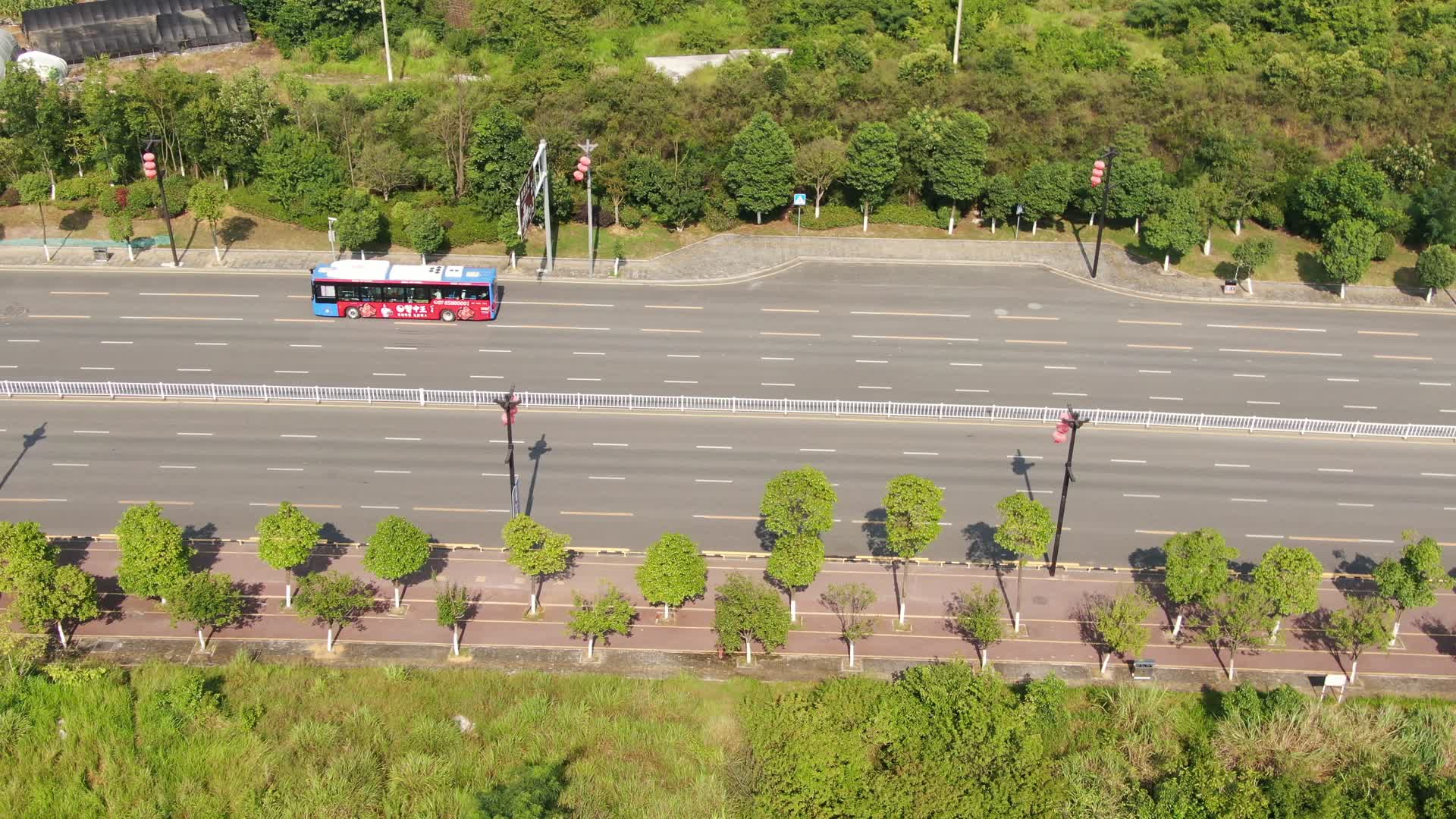 航拍公交车行驶在道路上视频的预览图