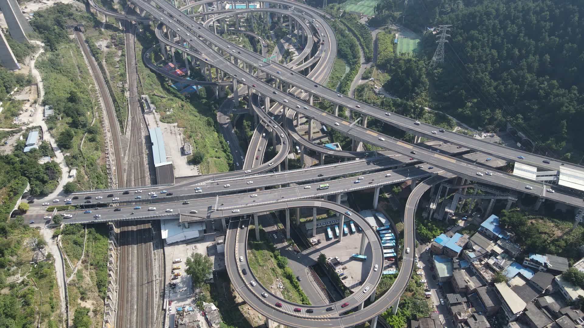 航拍贵州贵阳黔春立交桥交通视频的预览图