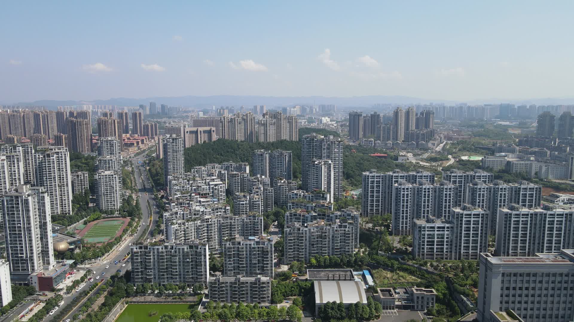 航拍贵阳山城高楼风光视频的预览图
