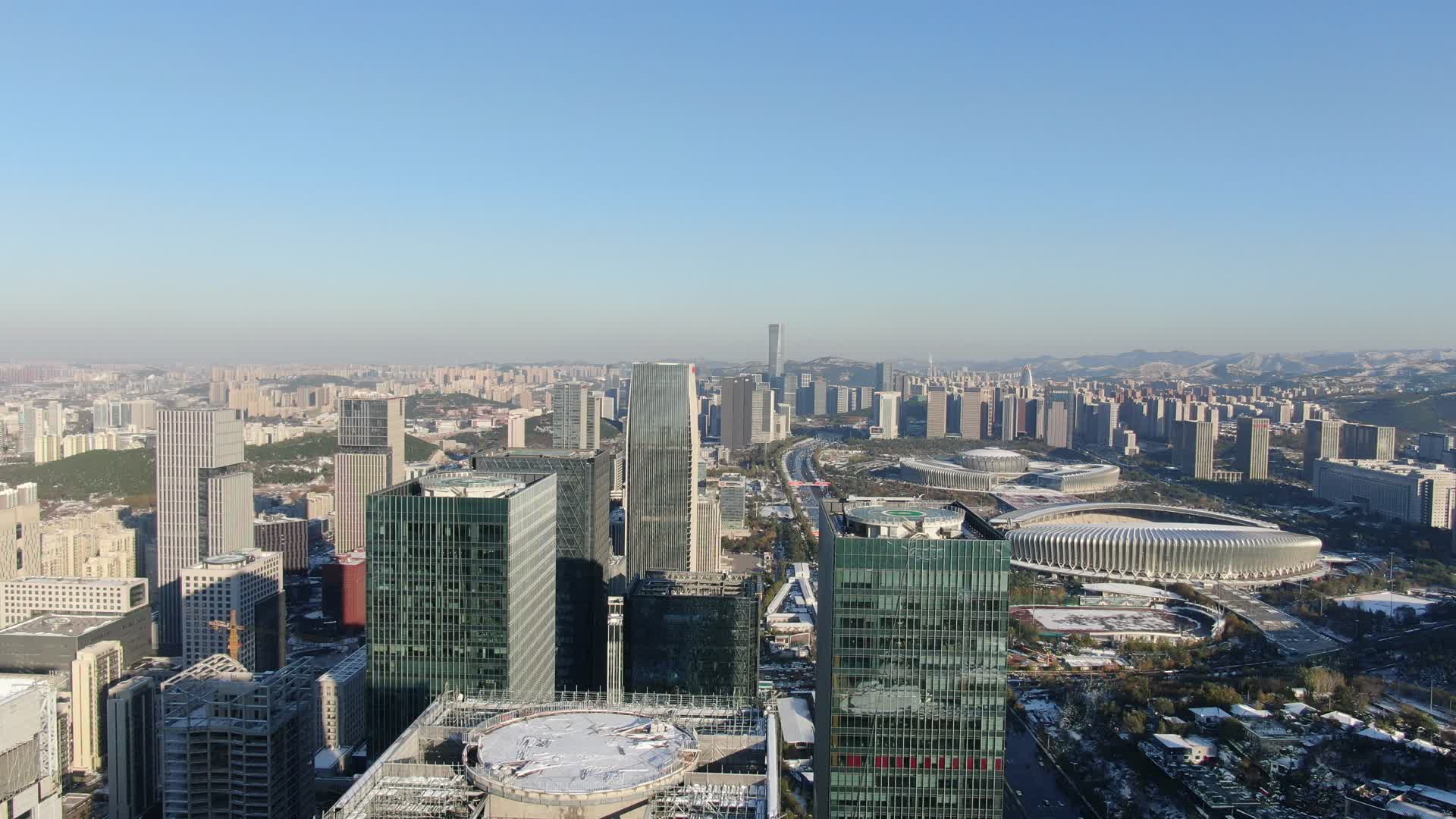 航拍济南奥体中心城市高楼视频的预览图