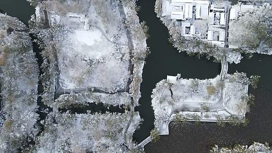 航拍湖中岛屿雪景视频的预览图