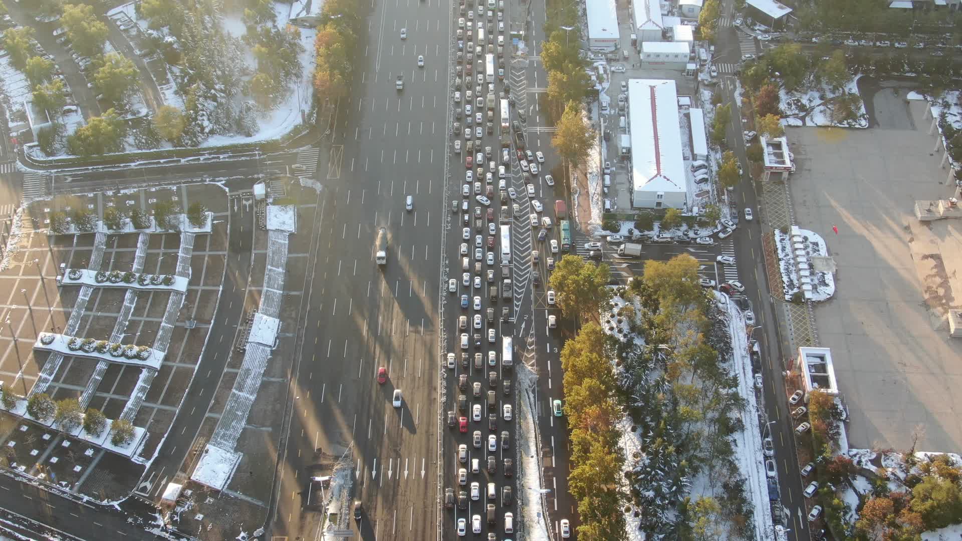 航拍城市早高峰拥堵交通视频的预览图