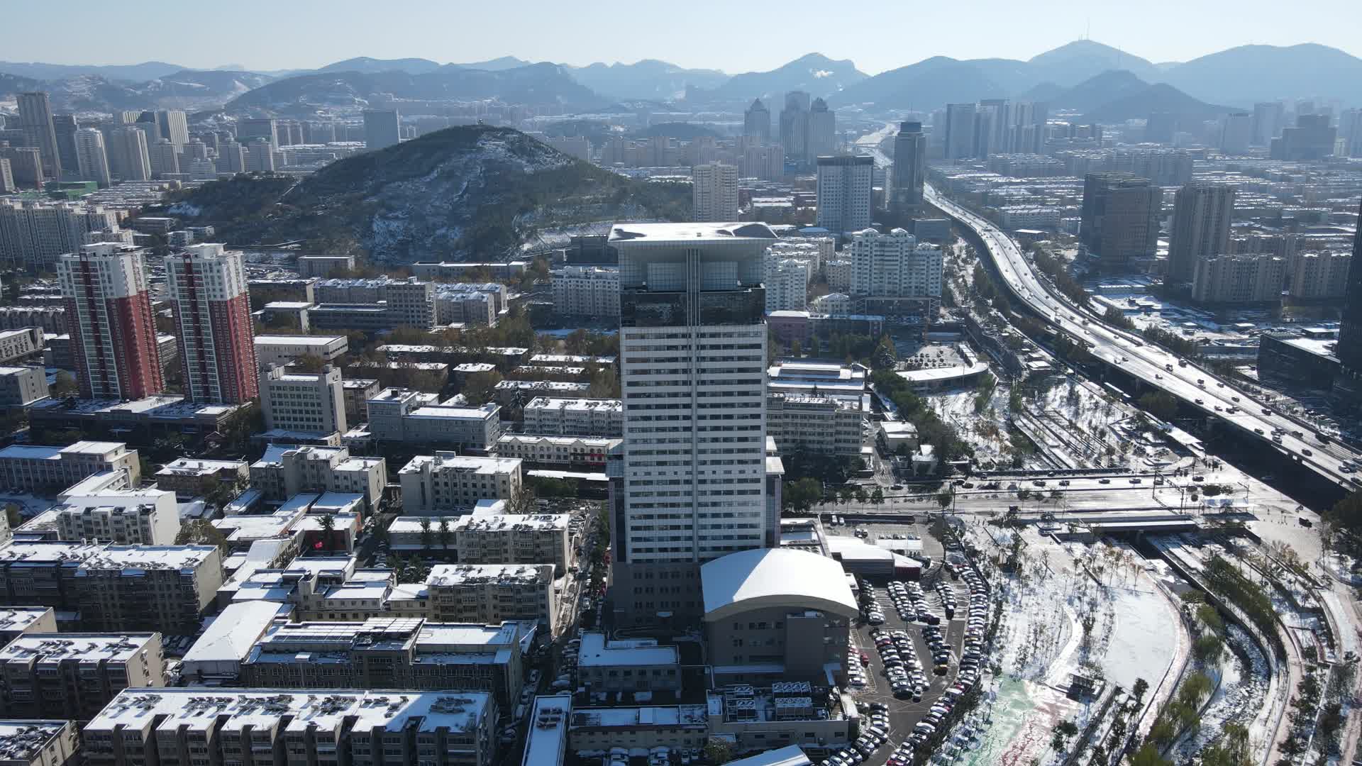 航拍城市大山雪景视频的预览图