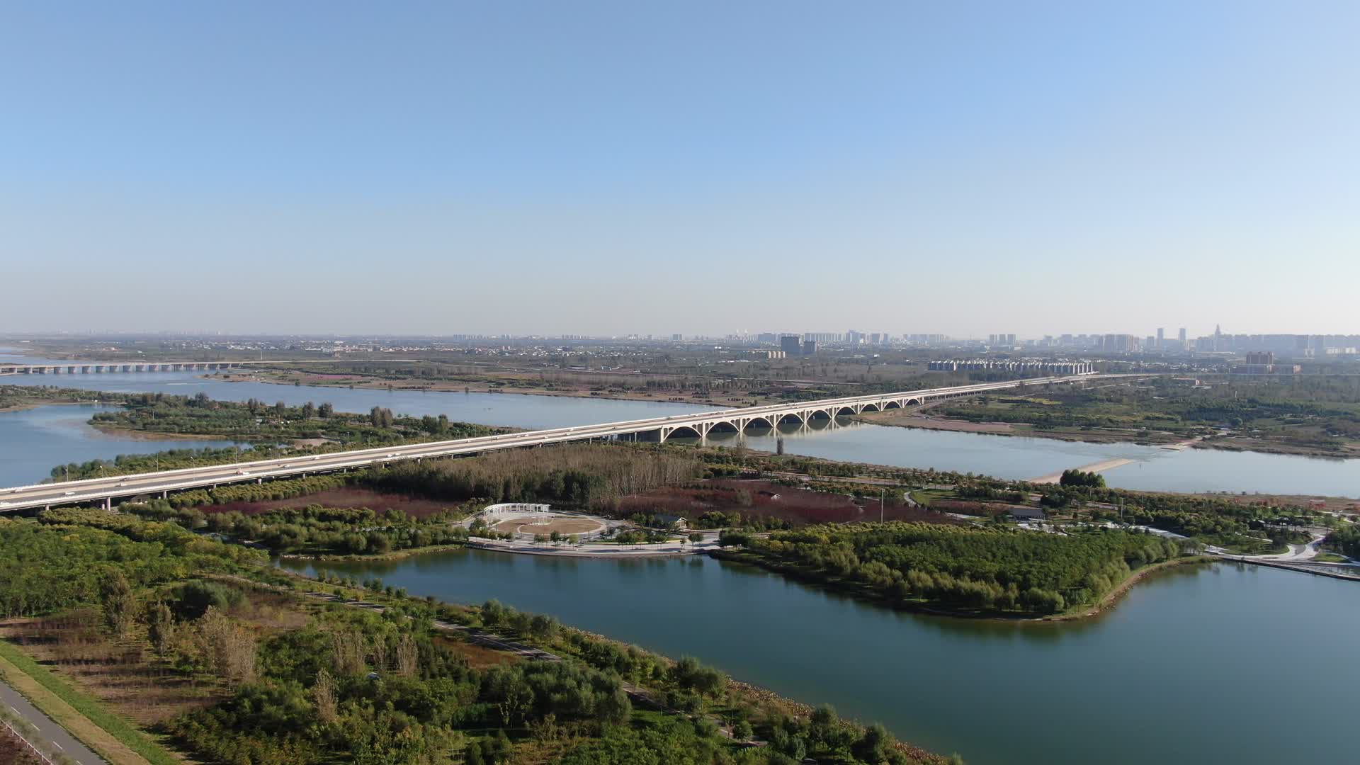 航拍石家庄正定县滹沱河大桥视频的预览图