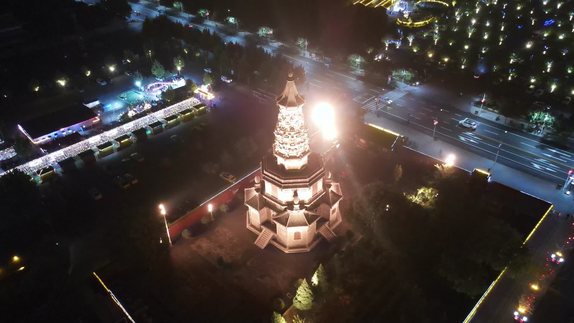 航拍寺庙石塔夜景灯光视频的预览图