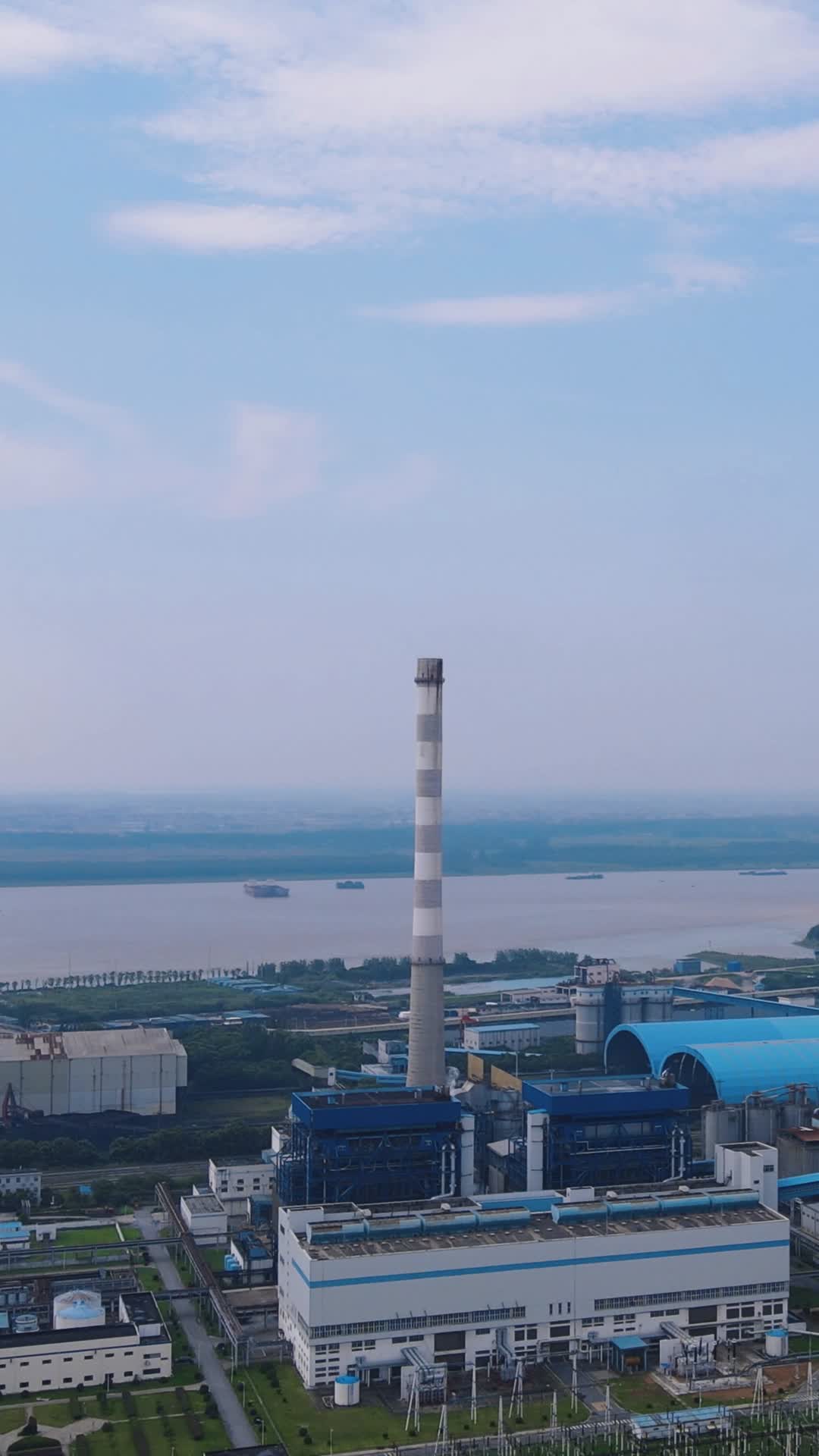 航拍工业生产工厂烟冲视频的预览图