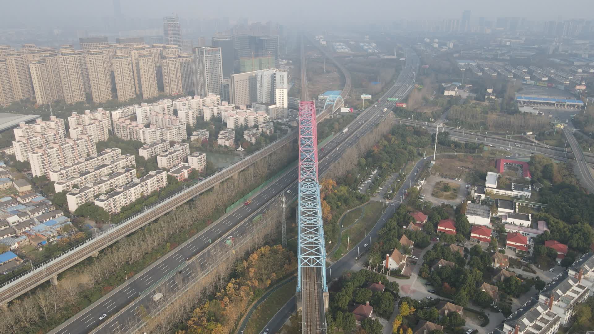 航拍安徽合肥绕城高速铁架桥视频的预览图