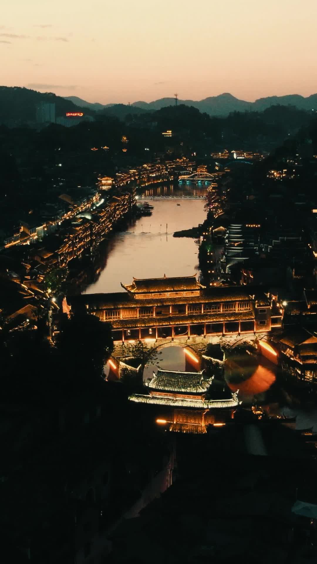 航拍湖南湘西凤凰古城竖屏视频的预览图