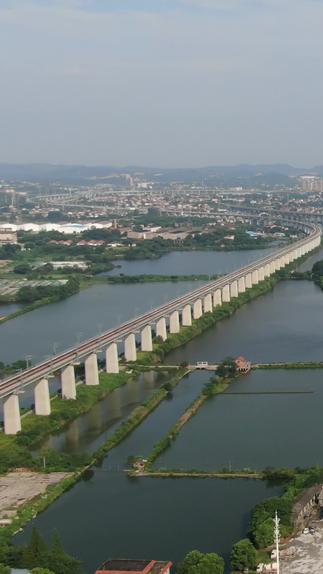 航拍高铁轨道高架桥竖屏视频的预览图