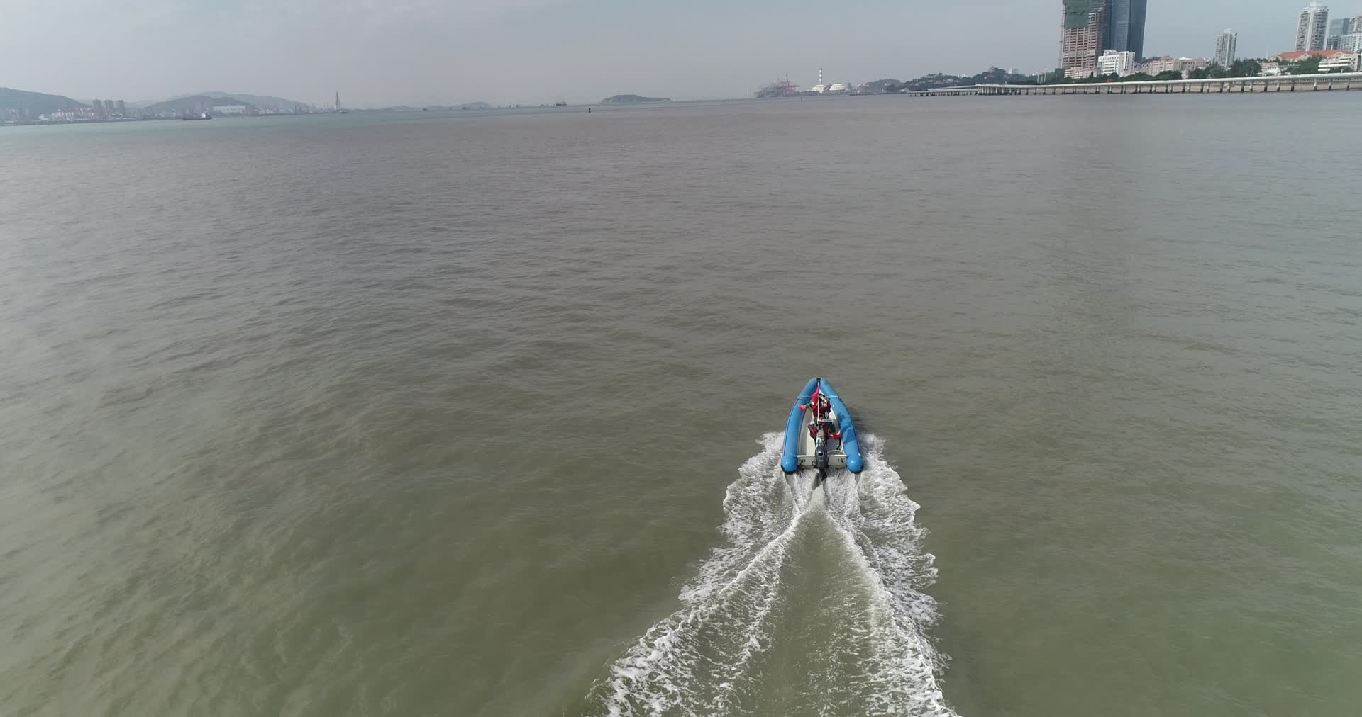 无人机航拍厦门市海边视频的预览图