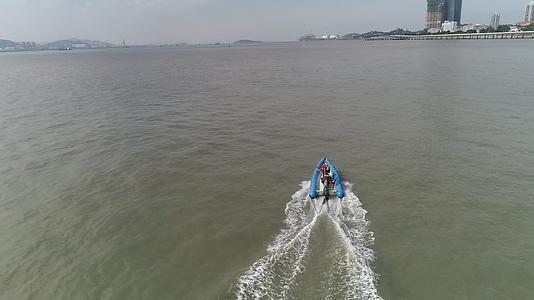 无人机航拍厦门市海边视频的预览图