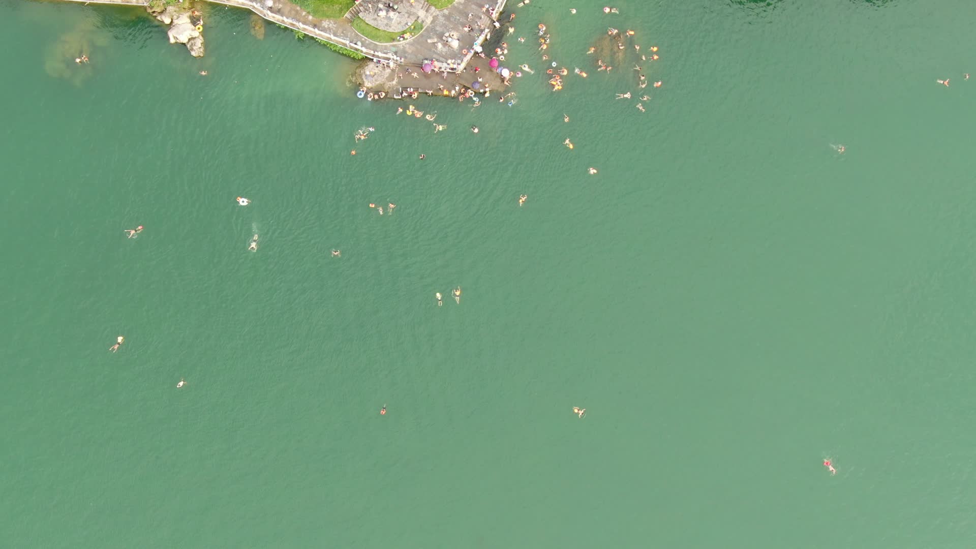 航拍夏季河中游泳锻炼人员视频的预览图