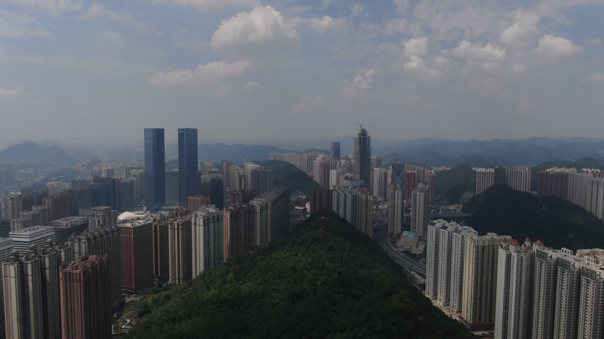 航拍贵州贵阳城市风光蓝天白云视频的预览图