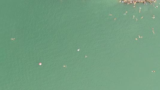 航拍夏季河中游泳锻炼人员视频的预览图
