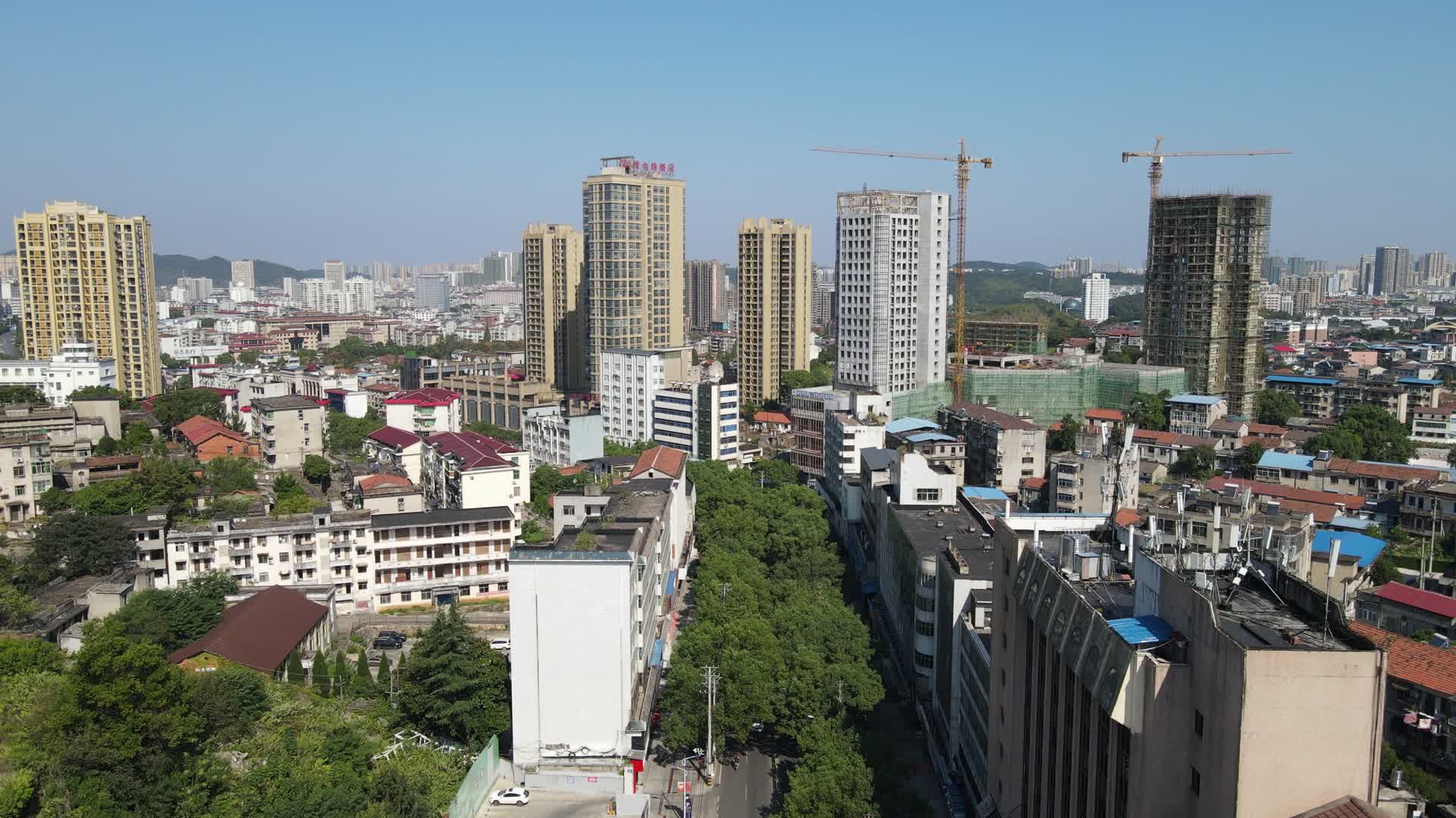 航拍湖北咸宁城市风光视频的预览图