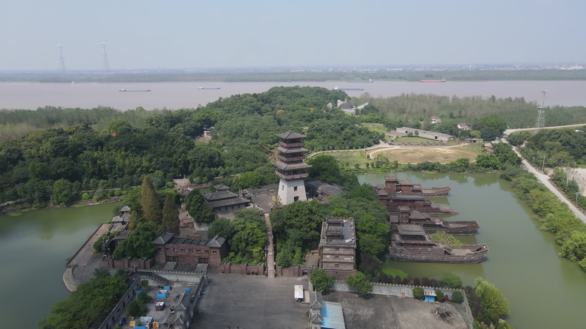 航拍湖北三国赤壁古战场景区古建筑视频的预览图
