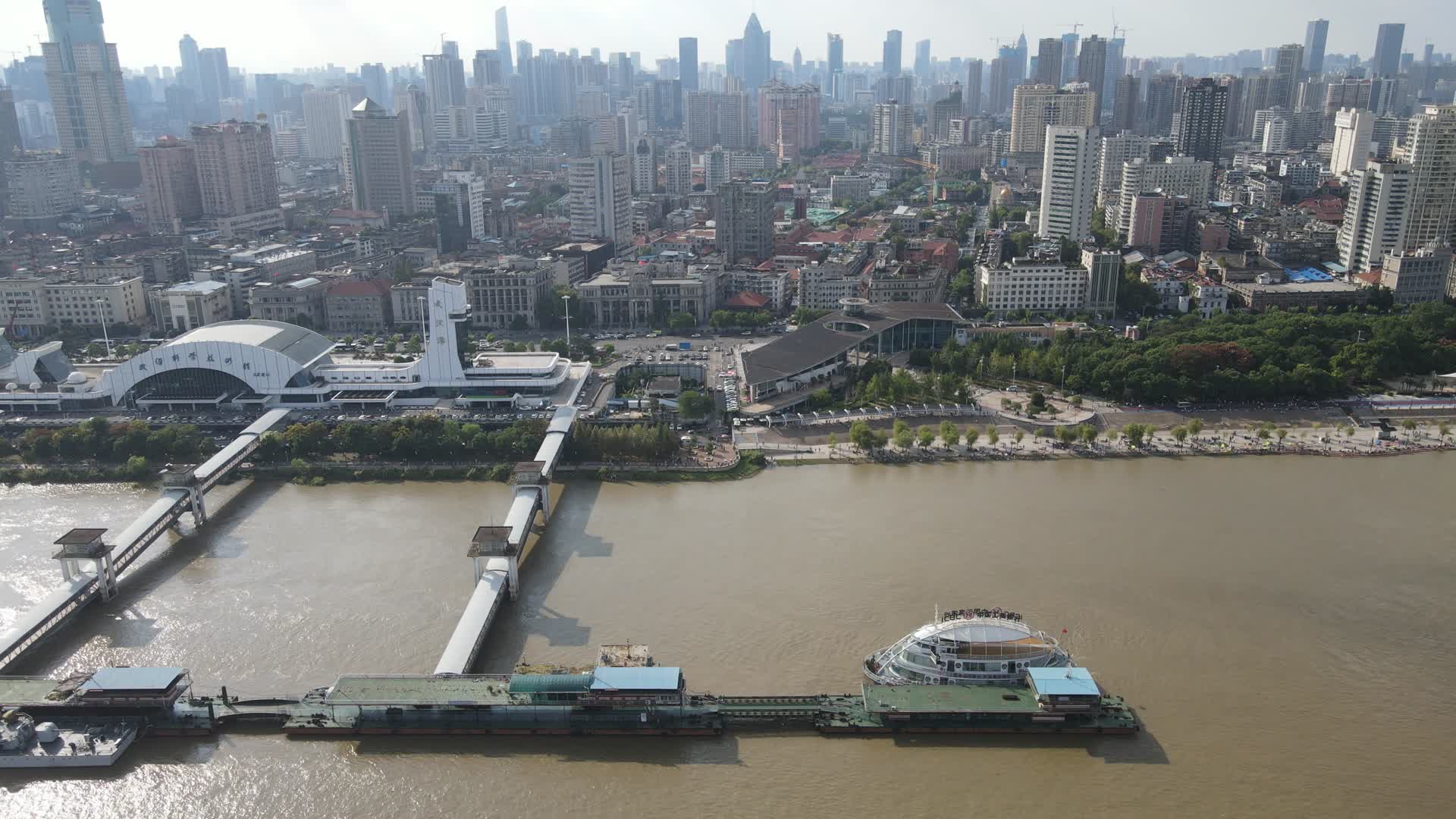 航拍湖北武汉港视频的预览图