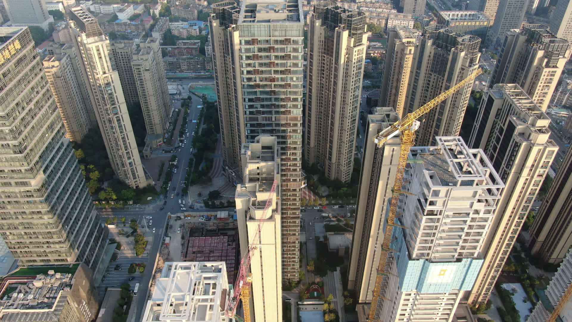 航拍湖北武汉城市建设高楼视频的预览图