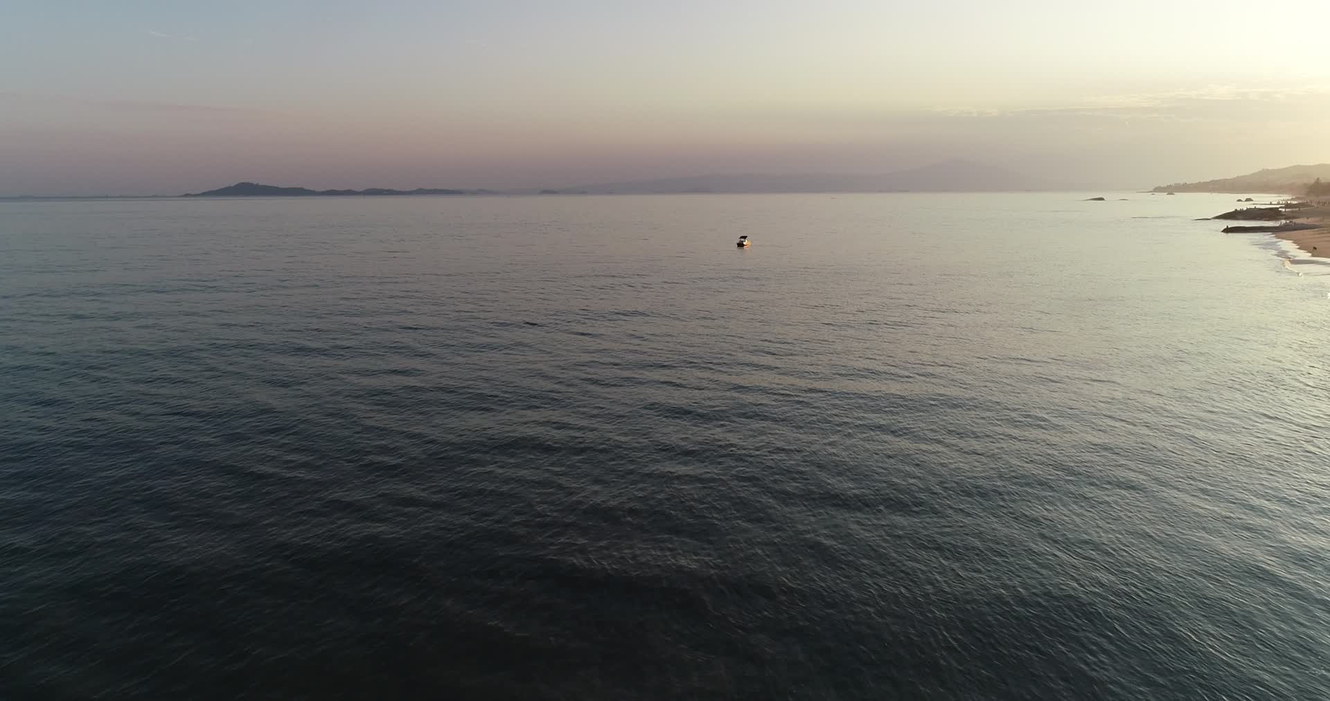 无人机航拍厦门市海滩视频的预览图