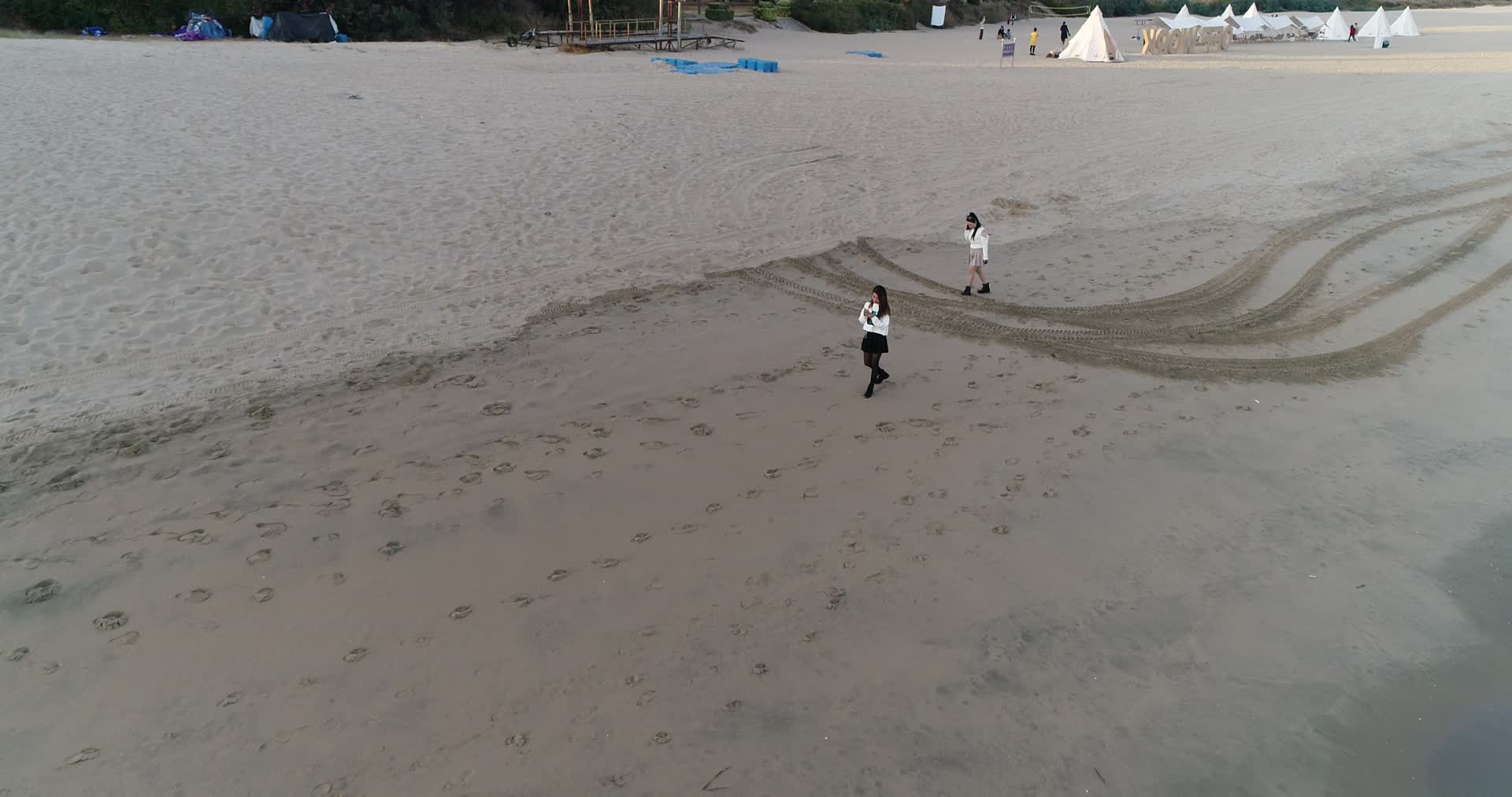 无人机航拍厦门市海滩视频的预览图