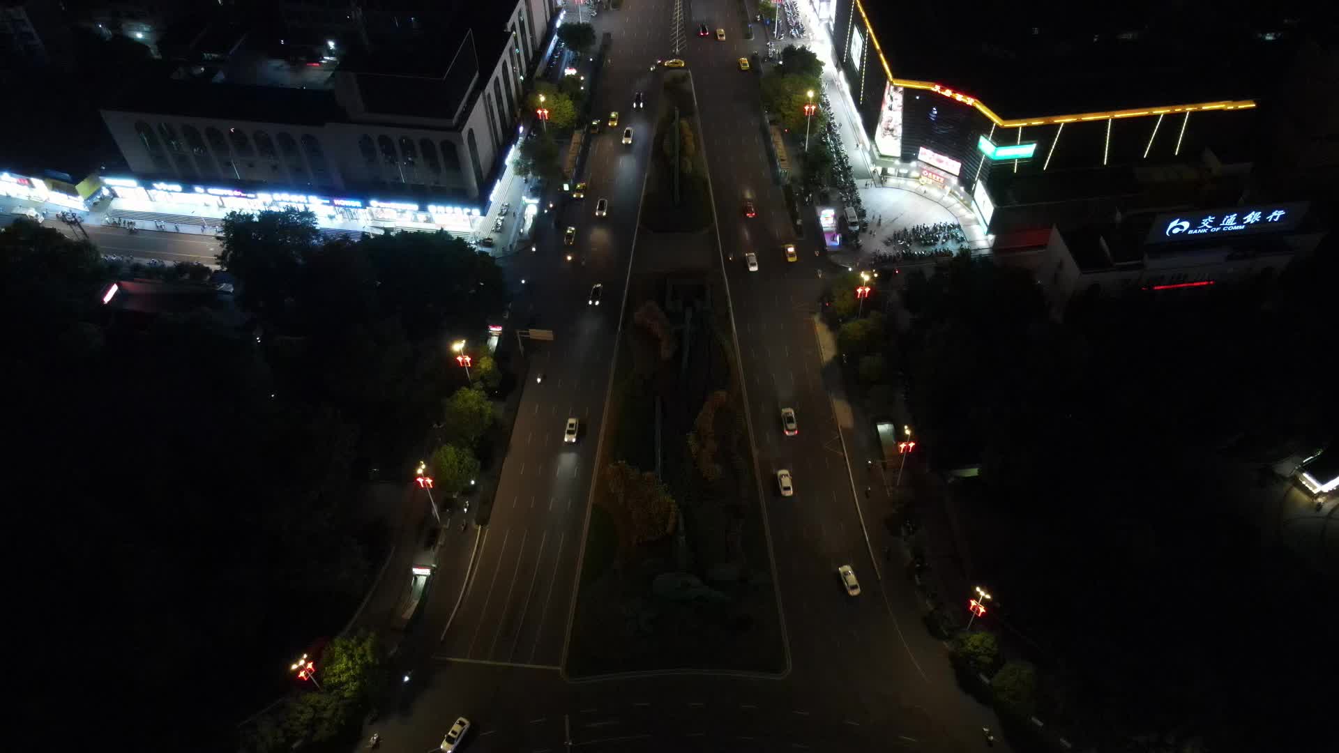 航拍城市夜景交通车辆行驶视频的预览图