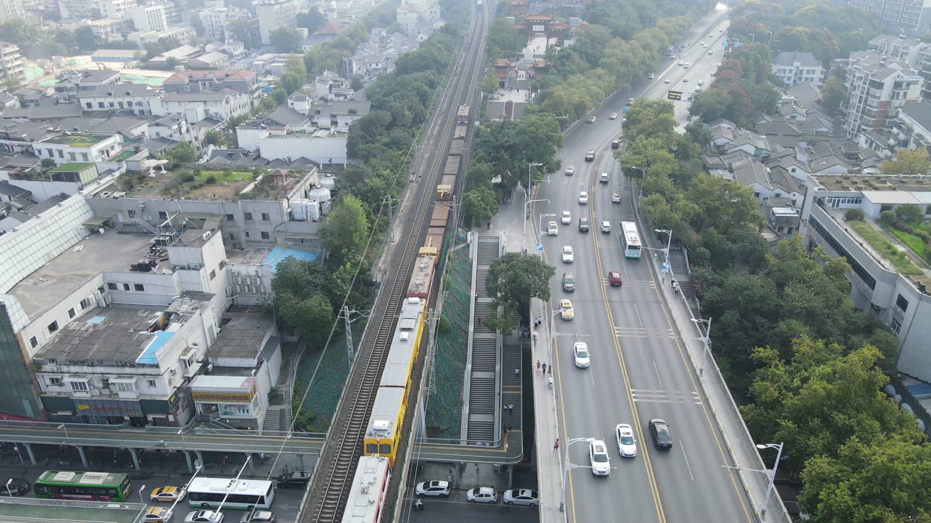 航拍城市公路铁路交通视频的预览图