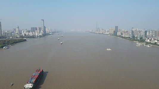 航拍湖北武汉长江水运货船视频的预览图