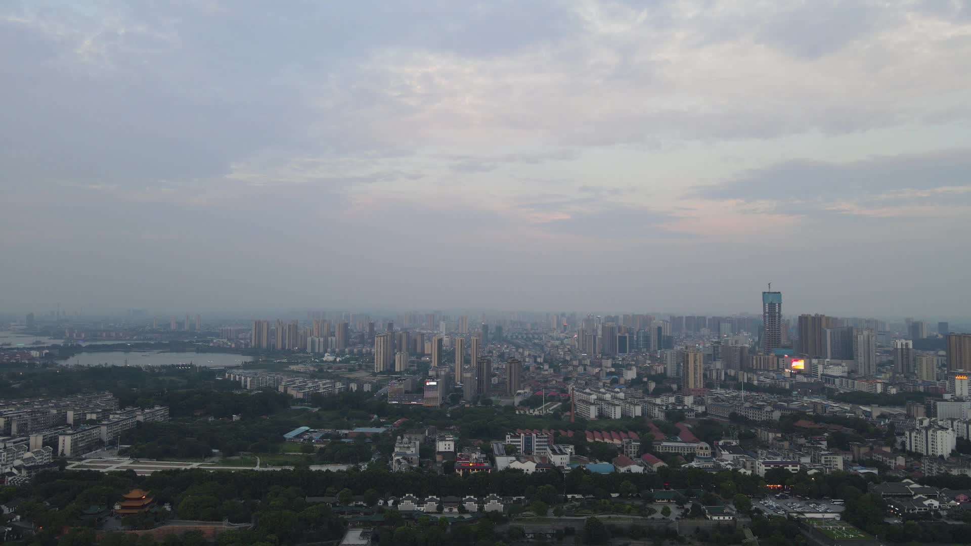 湖南岳阳城市风光全景航拍视频的预览图