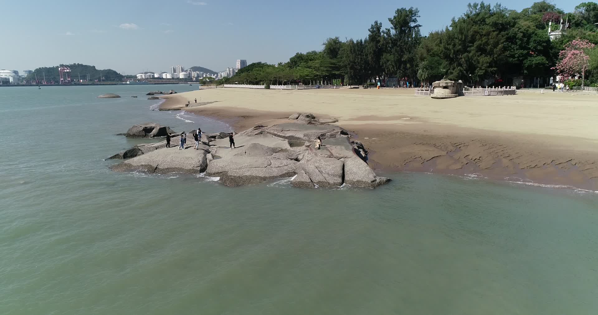 俯拍厦门市海滩视频视频的预览图