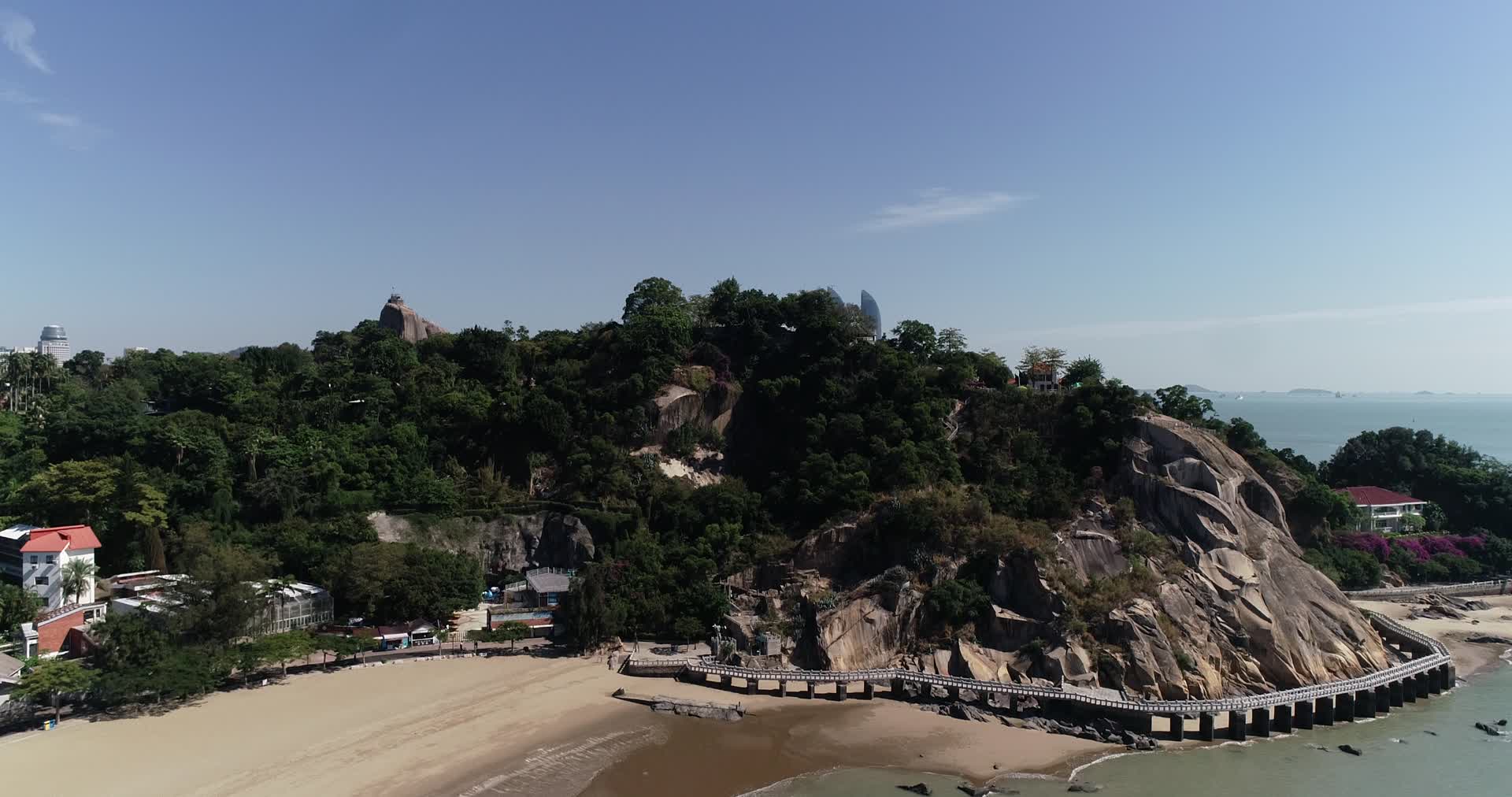 俯拍厦门市海滩视频视频的预览图